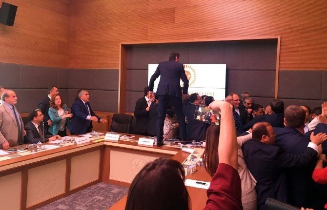 Anayasa Komisyonu’nda Kavga Çıktı