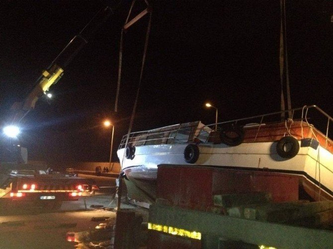 Türkeli’de Yolcu Teknesi Vinçten Düştü