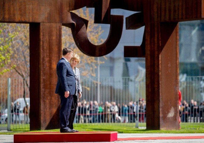 Letonya Başbakanı Kucinskis’ten İlk Resmi Ziyaret Almanya’ya