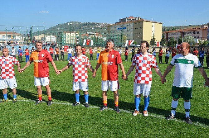 Efsane Futbolcular Terör Ve Madde Bağımlılığına Tepki İçin Sahaya Çıktı