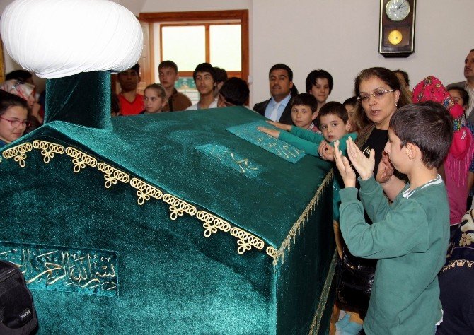 İşitme Engelli Öğrencilerden Türbe Ziyareti