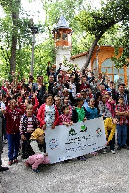 İşitme Engelli Öğrencilerden Türbe Ziyareti