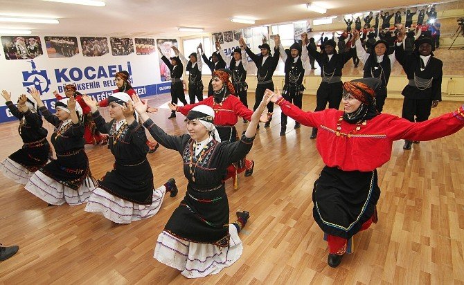 Yabancı Öğrenciler İçin Halk Oyunları Kursu Açıldı