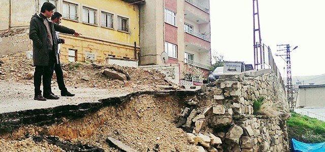 Yıkılan İstinat Duvarı Tehlike Oluşturuyor