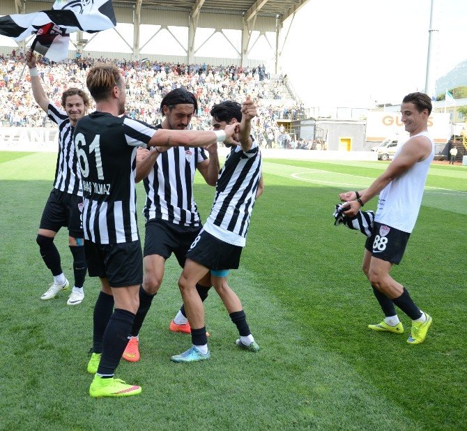 Manisasporlu Futbolcular Şampiyonluğu Çiftetelli İle Kutladı