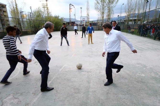 Başbakan Davutoğlu, Varto’da Çocuklarla Futbol Oynadı