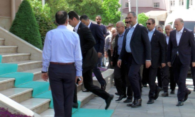 Başbakan Yardımcısı Mehmet Şimşek, Yaralıları Ziyaret Etti