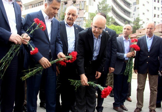 Başbakan Yardımcısı Şimşek Patlamanın Olduğu Yere Karanfil Bıraktı
