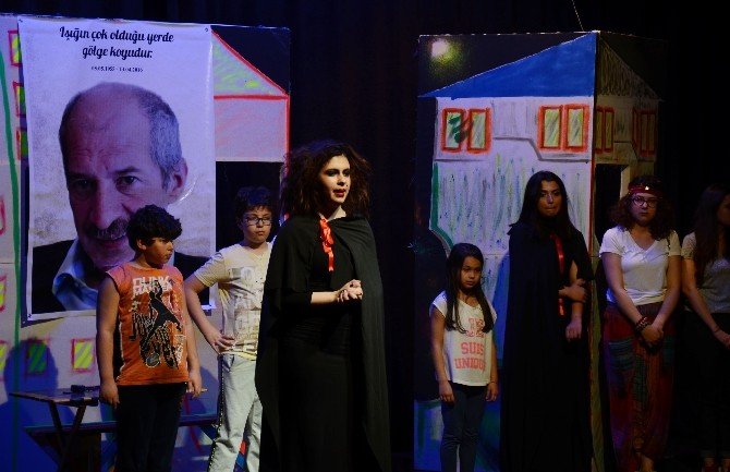 ’Eşek Muhabbeti’ Oyunu Hem Güldürdü Hem Ağlattı