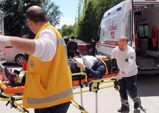 Otomobilin Çarptığı Genç Kız, Ağır Yaralandı