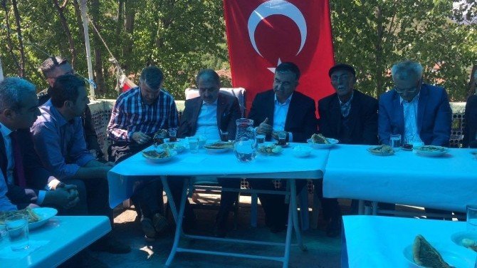 Milli Savunma Bakanı Yılmaz Şehit Ailesini Ziyaret Etti