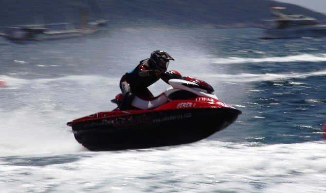Bodrum’da Su Jetleriyle Kıyasıya Yarıştılar