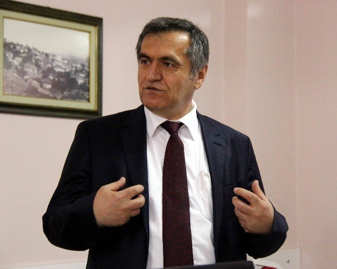 Prof. Dr. Menek, Kanada’daki İzlenimlerini Bilim Konferansı’nda Anlattı