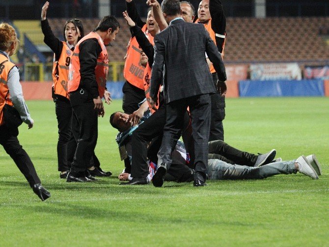 Tekme Atan Tom’dan Şikayetçi Oldular