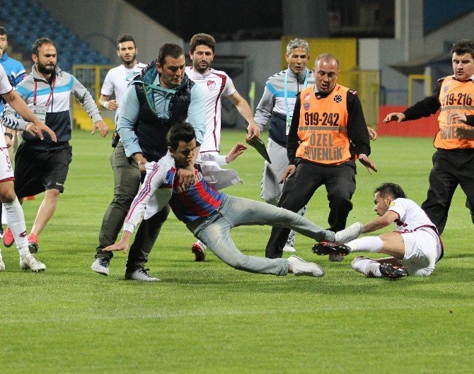 Tekme Atan Tom’dan Şikayetçi Oldular