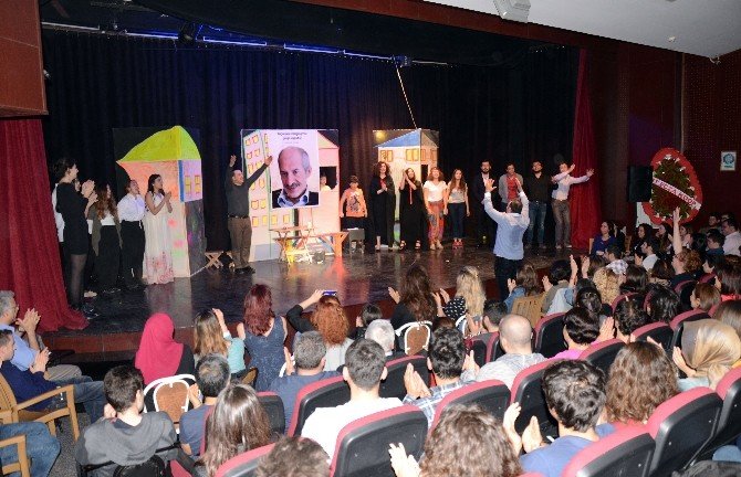 ’Eşek Muhabbeti’ Oyunu Hem Güldürdü Hem Ağlattı