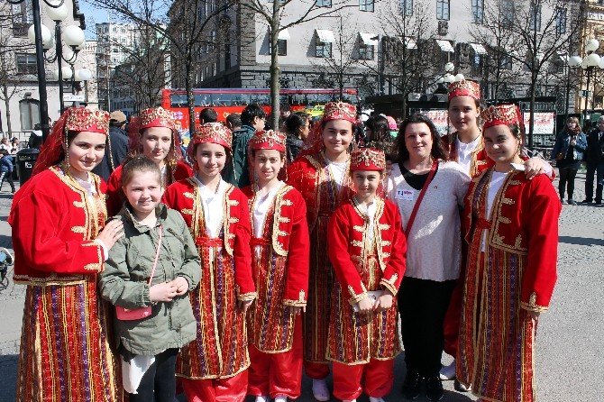 Stockholm’de Binlerce Kişiyle 23 Nisan Kutlaması