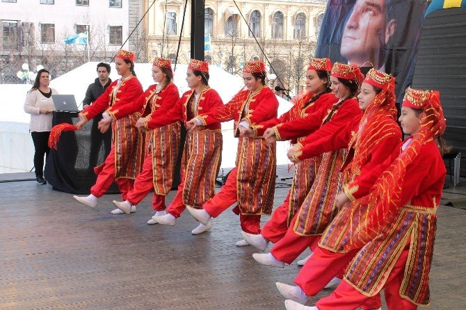Stockholm’de Binlerce Kişiyle 23 Nisan Kutlaması