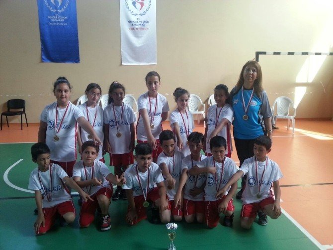 Adana’da İlkokullararası Mendil Kapmaca Turnuvası