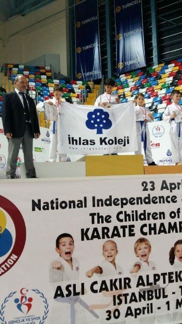 İhlas Koleji Rakiplerine Minderi Dar Etti