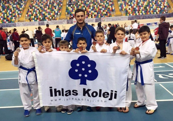 İhlas Koleji Rakiplerine Minderi Dar Etti