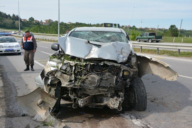 Lastiği Patlayan Kamyonet Karşı Şeride Geçti: 2 Yaralı