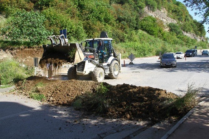“Arazi Benim” Diyerek Caddenin Tamamını Trafiğe Kapattı