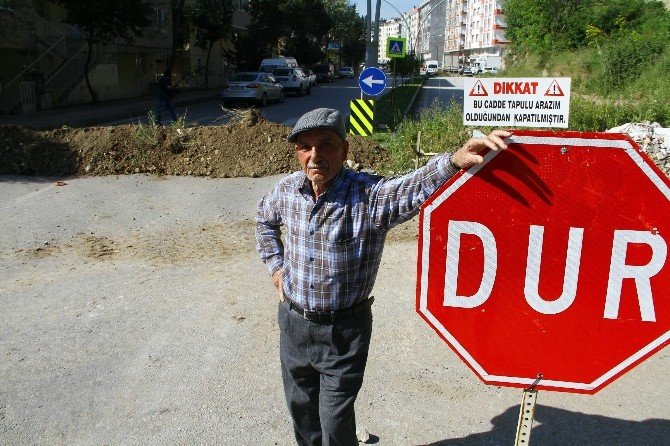“Arazi Benim” Diyerek Caddenin Tamamını Trafiğe Kapattı