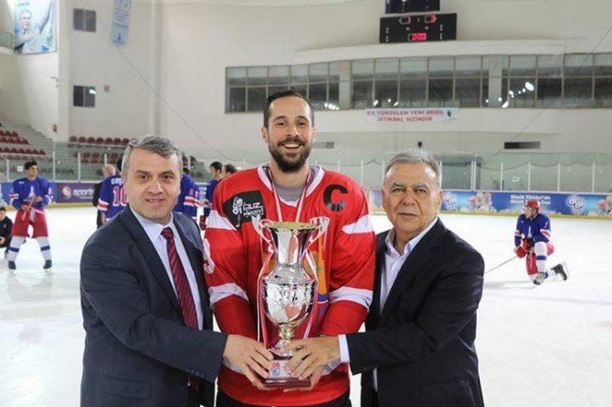 Buz Hokeyinde Şampiyon Zeytinburnu Belediyesi