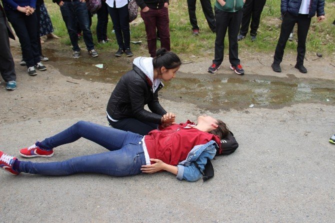 Kamyonetin Çarptığı Öğrenciyi Arkadaşları Teselli Etti