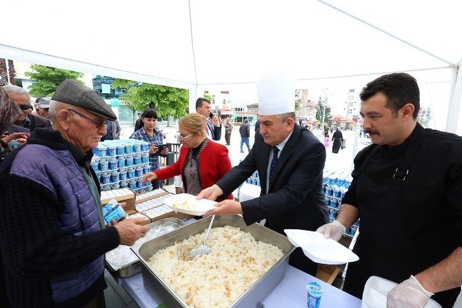 Bolu Belediyesi Vatandaşlara Etli Pilav Dağıttı