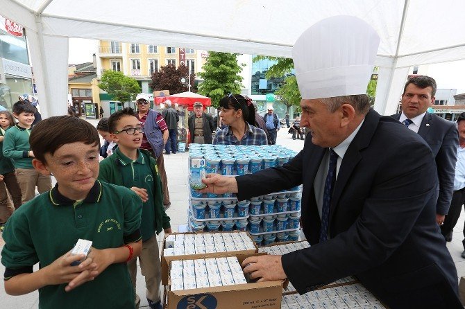 Bolu Belediyesi Vatandaşlara Etli Pilav Dağıttı