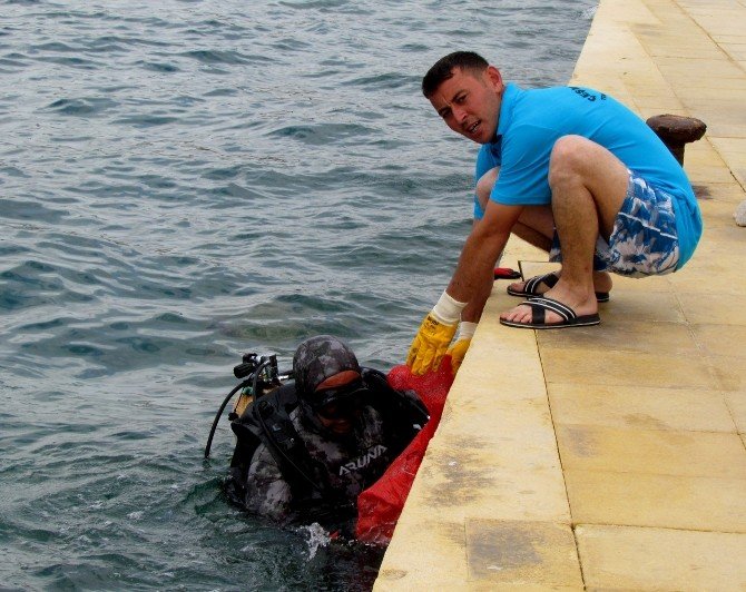 Çeşme Koylarından İki Ton Atık Çıktı