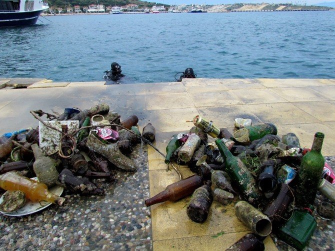 Çeşme Koylarından İki Ton Atık Çıktı