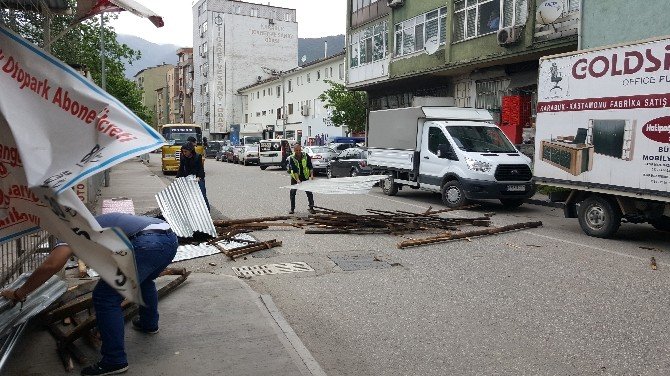 Karabük’te Fırtına Çatıları Uçurdu