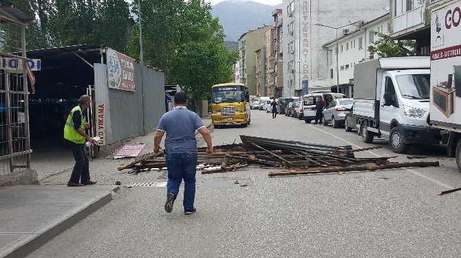 Karabük’te Fırtına Çatıları Uçurdu