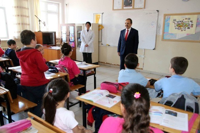 Öğrenci Rica Etti, Başkan Ders Anlattı