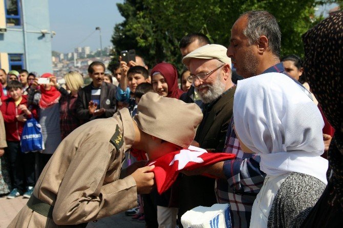 Öğrenciler Kına Yakılarak Çanakkale’ye Uğurlandı