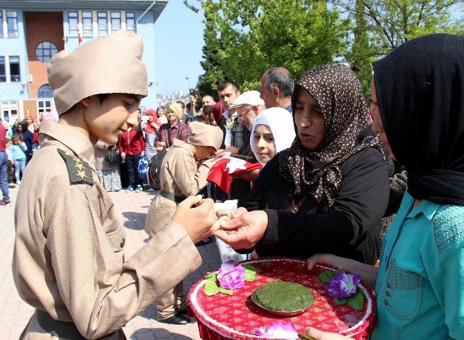 Öğrenciler Kına Yakılarak Çanakkale’ye Uğurlandı