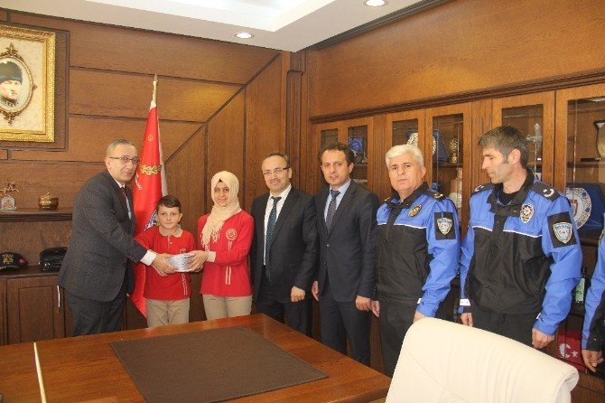 Öğrencilerden Doğudaki Polislere Mektup