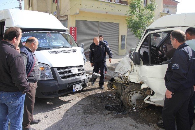 Samsun’da İki Minibüs Çarpıştı: 5 Yaralı