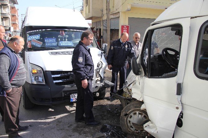 Samsun’da İki Minibüs Çarpıştı: 5 Yaralı