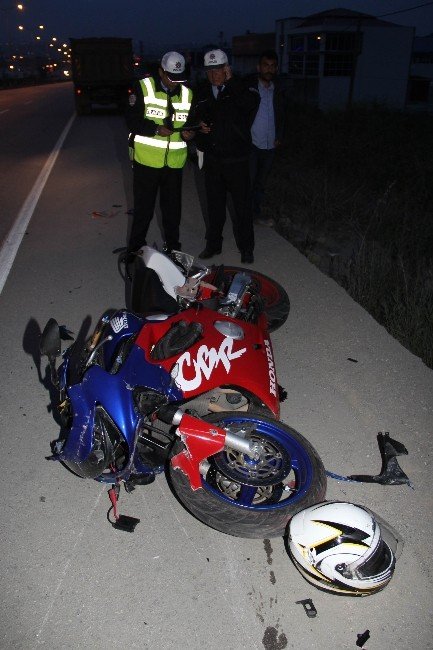 Motosiklet Kamyona Arkadan Çarptı: 1 Yaralı