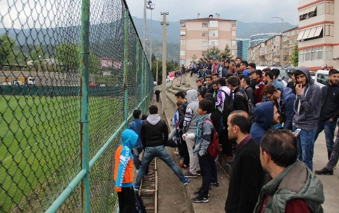 Taraftarlardan, Karabüksporlu Futbolculara Tepki