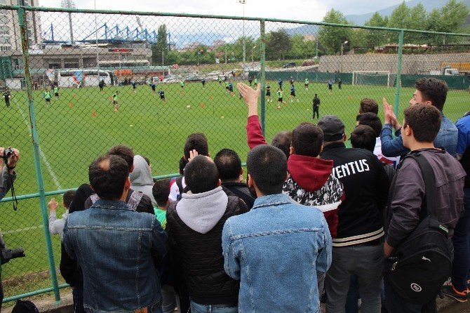 Taraftarlardan, Karabüksporlu Futbolculara Tepki