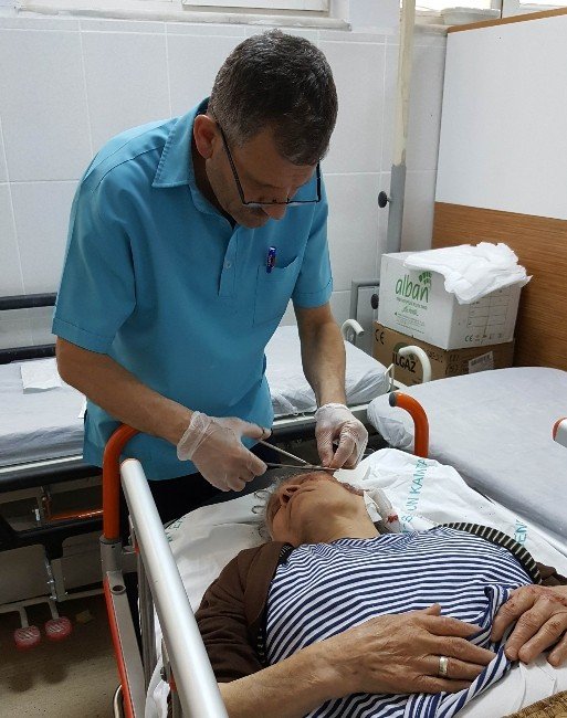 Kamyonetin Çarptığı Yaşlı Kadın Hastanelik Oldu