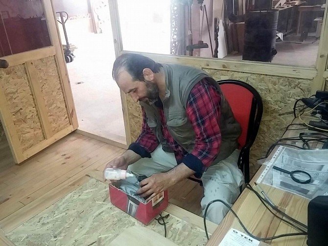 Kargaların Saldırısına Uğrayan Yavru Köpeğe Esnaf Sahip Çıktı