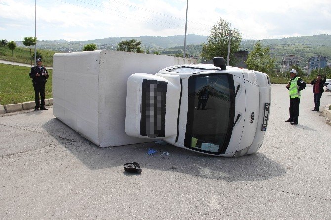 Otomobil Kamyonet İle Çarpıştı: 1 Yaralı