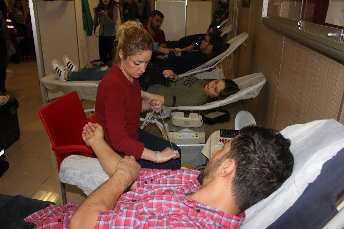 Üniversitelilerden Kızılay’a Kan Bağışı Seferberliği
