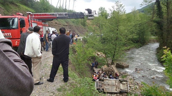 Otomobil Uçuruma Yuvarlandı: 1 Yaralı